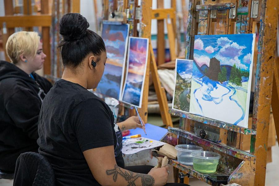 火博体育 students painting landscapes